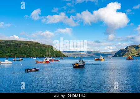 Vue sur les navires et les bateaux ancrés dans le port de Portree, île de Skye, Écosse. Banque D'Images