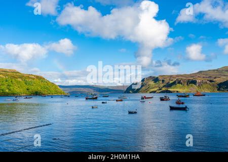 Vue sur les navires et les bateaux ancrés dans le port de Portree, île de Skye, Écosse. Banque D'Images