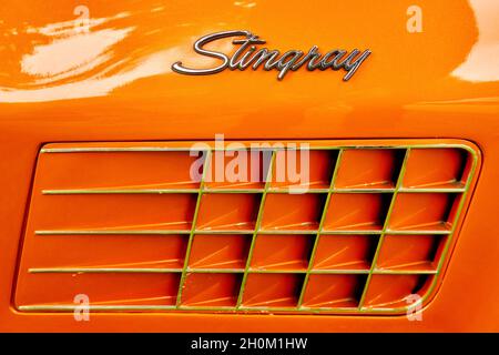 Lettrage Stingray, côté d'une Corvette de Chevrolet orange Stingray fabriqué par General Motors Company GMC avec évents à Lehnin, en Allemagne, le 12 septembre 2021 Banque D'Images