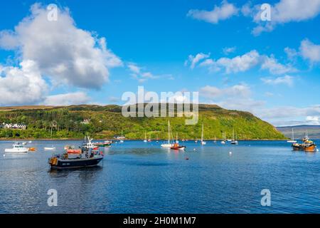 PORTREE, ÎLE DE SKYE, ÉCOSSE - 19 SEPTEMBRE 2021 : navires et bateaux ancrés dans le port de Portree.Portree est la plus grande ville et capitale de la Banque D'Images