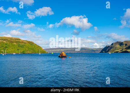 Vue sur les navires et les bateaux ancrés dans le port de Portree, île de Skye, Écosse. Banque D'Images