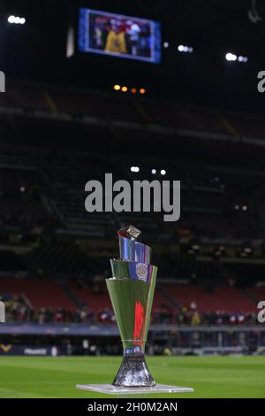 Milan, Italie, le 10 octobre 2021.Trophée en photo avant le match final de l'UEFA Nations League au Stadio Giuseppe Meazza, Milan.Le crédit photo devrait se lire: Jonathan Moscrop / Sportimage Banque D'Images