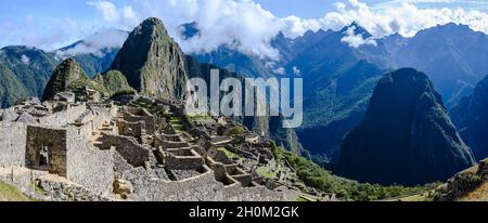 Vue panoramique de Machu Picchu, une citadelle inca dans les hautes Andes du Sud du Pérou.Cuzco, Pérou.Amérique du Sud. Banque D'Images