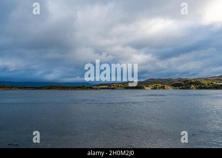 Nuages orageux au-dessus du Loch Alsh, île de Skye, Écosse Banque D'Images