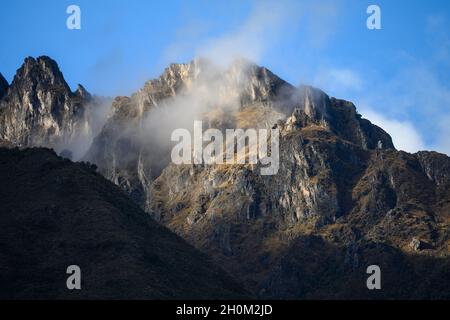 Sommets escarpés des hautes Andes près de Machu Picchu.Cuzco, Pérou.Amérique du Sud. Banque D'Images