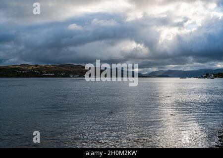 Nuages orageux au-dessus du Loch Alsh, île de Skye, Écosse Banque D'Images