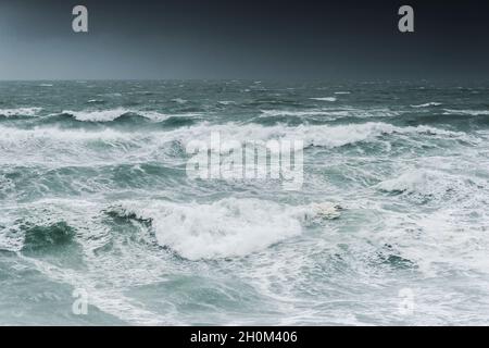 Nuages de tempête sombre et mer bâclée à Fistral Bay, à Newquay, en Cornouailles Banque D'Images