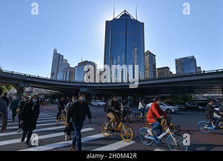 Pékin, Chine.12 octobre 2021.Une femme portant un masque marche près du quartier central des affaires de Pékin.le 12 octobre, les dernières perspectives économiques mondiales publiées par le Fonds monétaire international (FMI) ont montré que la valeur prévue du taux de croissance économique mondial en 2021 a été légèrement réduite à 5.9%,et la valeur prévue en 2022 est restée inchangée à 4.9 %.Le FMI prévoit que le PIB de la Chine pourrait croître de 8% et celui des États-Unis de 6% en 2021.(Photo de Sheldon Cooper/SOPA Images/Sipa USA) crédit: SIPA USA/Alay Live News Banque D'Images