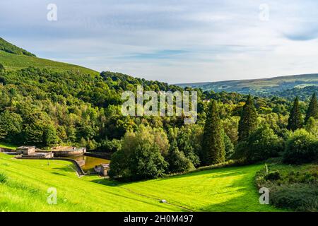 Vue de à de Ladybower Reservoir Wall dans la vallée supérieure de Derwent à Derbyshire, Peak Distct, Royaume-Uni Banque D'Images