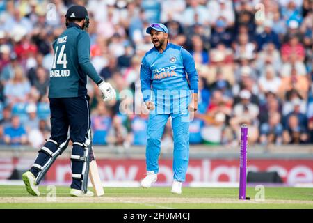 Le Suresh Raina en Inde célèbre la prise de Jonny Bairstow en Angleterre pendant 30 courses lors du troisième Royal London One Day International au stade Headingley Carnegie, à Leeds Banque D'Images