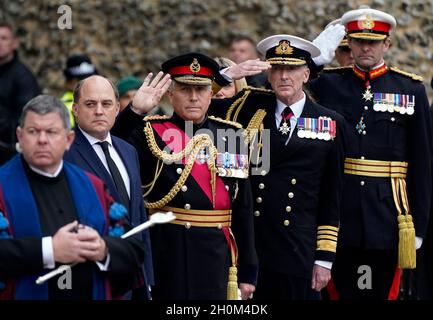 Le secrétaire d'État à la Défense Ben Wallace (2e gauche), le général Sir Nick carter, le chef d'état-major sortant (au centre) et le premier seigneur de la mer et chef d'état-major de la Marine, l'amiral Sir Tony Ralakin (2e droite), se regardent comme le corbillard portant le cercueil du général Matthew Holmes,L'ancien chef des Royal Marines quitte la cathédrale de Winchester dans le Hampshire après ses funérailles.Le Maj Gen Holmes a commandé 42 Commando Royal Marines de 2006 à 2008 et a été nommé Compagnon de l'ordre des services distingués pour son leadership dans les opérations en Afghanistan en 2007.Image Banque D'Images