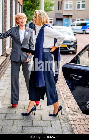 La Haye, Niederlande.13 octobre 2021.La reine Maxima des pays-Bas visite l'un des participants au plus grand concours de musique en classe aux pays-Bas à l'école Queen Beatrix de la Haye, le 13 octobre 2021.Credit: Patrick van Katwijk//dpa/Alay Live News Banque D'Images