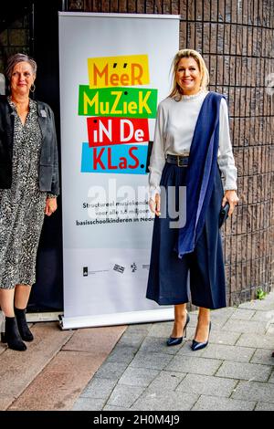 La Haye, Niederlande.13 octobre 2021.La reine Maxima des pays-Bas visite l'un des participants au plus grand concours de musique en classe aux pays-Bas à l'école Queen Beatrix de la Haye, le 13 octobre 2021.Credit: Patrick van Katwijk//dpa/Alay Live News Banque D'Images