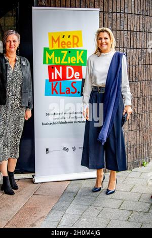 La Haye, Niederlande.13 octobre 2021.La reine Maxima des pays-Bas visite l'un des participants au plus grand concours de musique en classe aux pays-Bas à l'école Queen Beatrix de la Haye, le 13 octobre 2021.Credit: Patrick van Katwijk//dpa/Alay Live News Banque D'Images