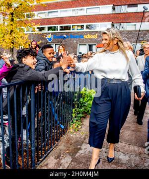 La Haye, Niederlande.13 octobre 2021.La reine Maxima des pays-Bas visite l'un des participants au plus grand concours de musique en classe aux pays-Bas à l'école Queen Beatrix de la Haye, le 13 octobre 2021.Credit: Patrick van Katwijk//dpa/Alay Live News Banque D'Images