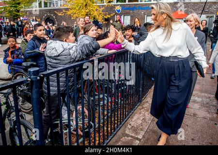 La Haye, Niederlande.13 octobre 2021.La reine Maxima des pays-Bas visite l'un des participants au plus grand concours de musique en classe aux pays-Bas à l'école Queen Beatrix de la Haye, le 13 octobre 2021.Credit: Patrick van Katwijk//dpa/Alay Live News Banque D'Images