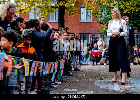 La Haye, Niederlande.13 octobre 2021.La reine Maxima des pays-Bas visite l'un des participants au plus grand concours de musique en classe aux pays-Bas à l'école Queen Beatrix de la Haye, le 13 octobre 2021.Credit: Patrick van Katwijk//dpa/Alay Live News Banque D'Images