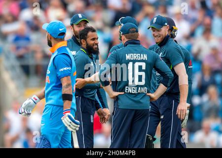 Adil Rashid en Angleterre célèbre le bowling du capitaine indien Virat Kohli (à gauche) lors du troisième Royal London One Day International au stade Headingley Carnegie, à Leeds Banque D'Images