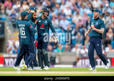 Adil Rashid en Angleterre célèbre le bowling du capitaine indien Virat Kohli lors du troisième Royal London One Day International au stade Headingley Carnegie, à Leeds Banque D'Images