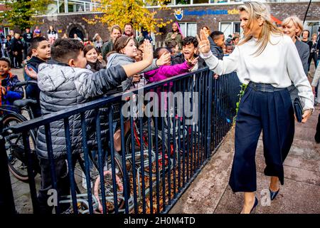 La Haye, Niederlande.13 octobre 2021.La reine Maxima des pays-Bas visite l'un des participants au plus grand concours de musique en classe aux pays-Bas à l'école Queen Beatrix de la Haye, le 13 octobre 2021.Credit: Patrick van Katwijk//dpa/Alay Live News Banque D'Images