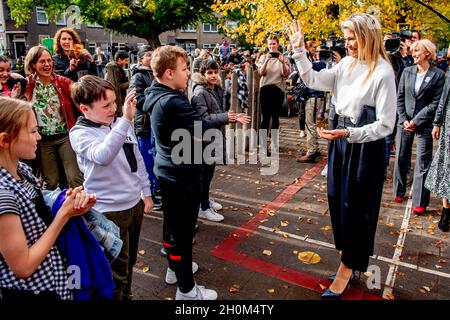 La Haye, Niederlande.13 octobre 2021.La reine Maxima des pays-Bas visite l'un des participants au plus grand concours de musique en classe aux pays-Bas à l'école Queen Beatrix de la Haye, le 13 octobre 2021.Credit: Patrick van Katwijk//dpa/Alay Live News Banque D'Images