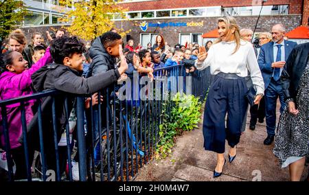 La Haye, Niederlande.13 octobre 2021.La reine Maxima des pays-Bas visite l'un des participants au plus grand concours de musique en classe aux pays-Bas à l'école Queen Beatrix de la Haye, le 13 octobre 2021.Credit: Patrick van Katwijk//dpa/Alay Live News Banque D'Images