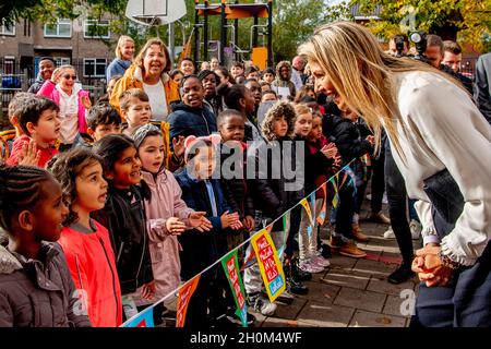 La Haye, Niederlande.13 octobre 2021.La reine Maxima des pays-Bas visite l'un des participants au plus grand concours de musique en classe aux pays-Bas à l'école Queen Beatrix de la Haye, le 13 octobre 2021.Credit: Patrick van Katwijk//dpa/Alay Live News Banque D'Images