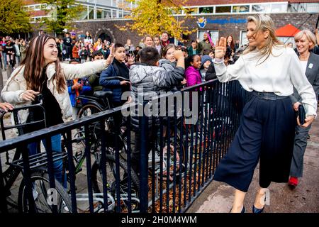 La Haye, Niederlande.13 octobre 2021.La reine Maxima des pays-Bas visite l'un des participants au plus grand concours de musique en classe aux pays-Bas à l'école Queen Beatrix de la Haye, le 13 octobre 2021.Credit: Patrick van Katwijk//dpa/Alay Live News Banque D'Images