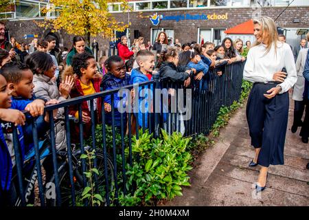 La Haye, Niederlande.13 octobre 2021.La reine Maxima des pays-Bas visite l'un des participants au plus grand concours de musique en classe aux pays-Bas à l'école Queen Beatrix de la Haye, le 13 octobre 2021.Credit: Patrick van Katwijk//dpa/Alay Live News Banque D'Images