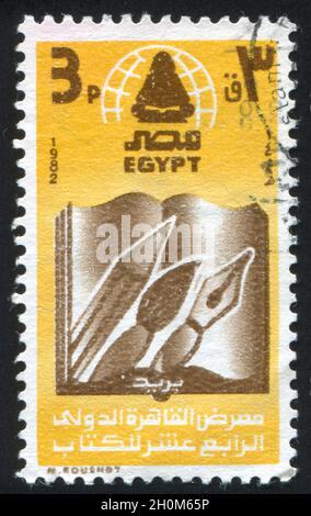 ÉGYPTE - VERS 1982: Timbre imprimé par l'Égypte, spectacles Livre, crayon, stylo, pinceau,vers 1982 Banque D'Images