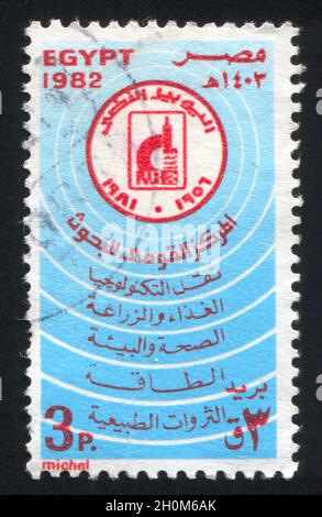 ÉGYPTE - VERS 1982 : timbre imprimé par l'Égypte, montre Emblem, vers 1982 Banque D'Images