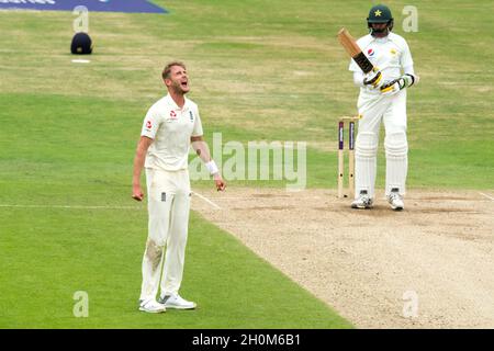 Stuart Broad d'Angleterre célèbre alors que le capitaine d'Angleterre Joe Root prend la prise de Mohammad Abbas au Pakistan Banque D'Images