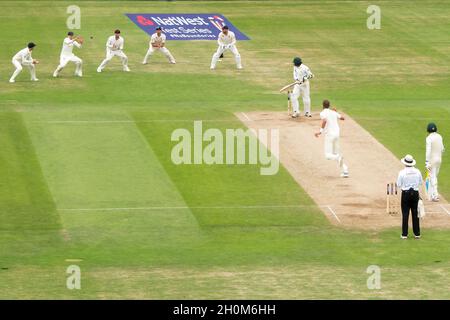 Stuart Broad d'Angleterre célèbre alors que le capitaine d'Angleterre Joe Root prend la prise de Mohammad Abbas au Pakistan Banque D'Images