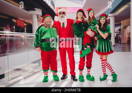 Photo de personnes drôles x-mas concept de l'Avent heureux sourire porter le costume de santa elf dans le centre commercial de supermarché Banque D'Images