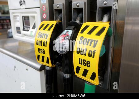 Les pompes à essence indiquent que l'essence est hors service mais que le carburant diesel est encore utilisé.Hampshire, Royaume-Uni. Banque D'Images