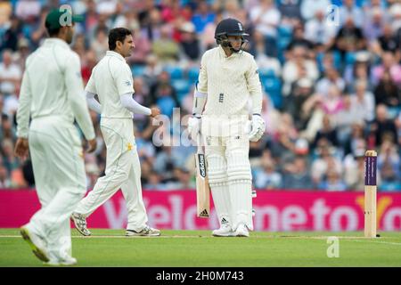 Le pakistanais Mohammad Abbas (à gauche) célèbre Sam Curran (à droite) de l’Angleterre, pris derrière lui par le capitaine pakistanais Sarfaz Ahmed Banque D'Images