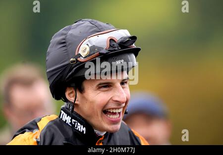 Jockey William Buick célèbre après avoir remporté le handicap Persimmon Homes sur Raasel à l'hippodrome de Nottingham.Date de la photo: Mercredi 13 octobre 2021. Banque D'Images