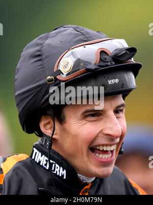 Jockey William Buick célèbre après avoir remporté le handicap Persimmon Homes sur Raasel à l'hippodrome de Nottingham.Date de la photo: Mercredi 13 octobre 2021. Banque D'Images