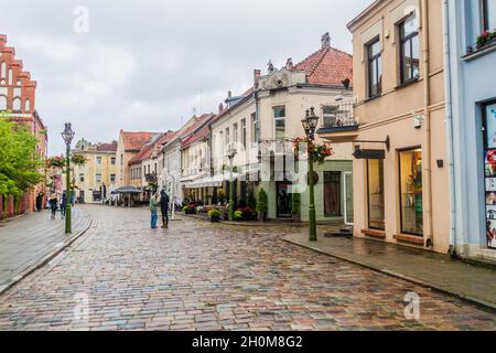 KAUNAS, LITUANIE - 16 AOÛT 2016 : vue sur la rue Vilniaus gatve à Kaunas, Lituanie Banque D'Images