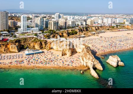 Vue aérienne de Portimao touristique avec une large plage de sable de Rocha pleine de gens, Algarve, Portugal Banque D'Images