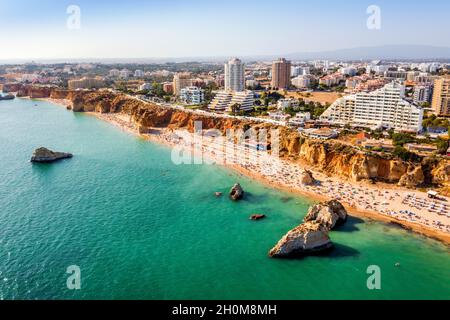 Vue aérienne de Portimao touristique avec une large plage de sable de Rocha pleine de gens, Algarve, Portugal Banque D'Images