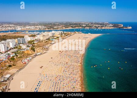 Vue aérienne de Portimao touristique avec une large plage de sable de Rocha pleine de gens, Algarve, Portugal Banque D'Images