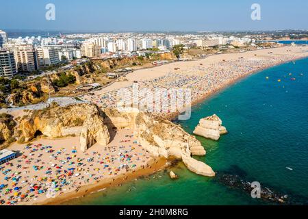 Vue aérienne de Portimao touristique avec une large plage de sable de Rocha pleine de gens, Algarve, Portugal Banque D'Images