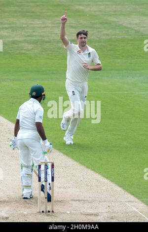 Le Chris Wookes (à droite), en Angleterre, célèbre la prise de rôle de l’Asad Shafiq (à gauche), au Pakistan. Banque D'Images