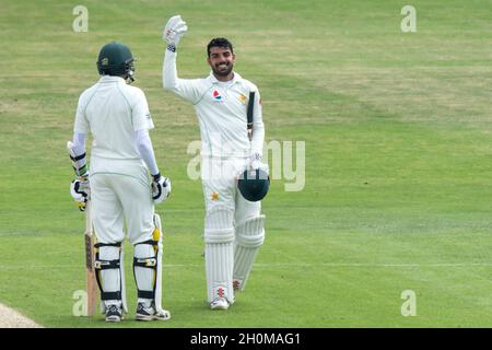 Shadab Khan, le Pakistan, fête ses 50 points sans le côté de Mohammad Abbas (à droite), le Pakistan. Banque D'Images