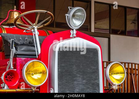 Ancienne voiture rouge d'époque dans un musée à San José Costa Rica. Banque D'Images