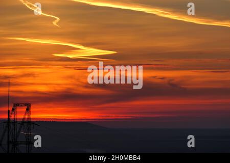 Magnifique coucher de soleil dans le ciel du soir.Coucher de soleil rouge. Banque D'Images