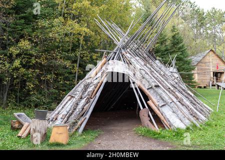 Minnesota, États-Unis - 5 octobre 2021 : tipi d'Ojibwe (Ojibwa) Birch-Bark exposée au Grand Portage National Monument Banque D'Images