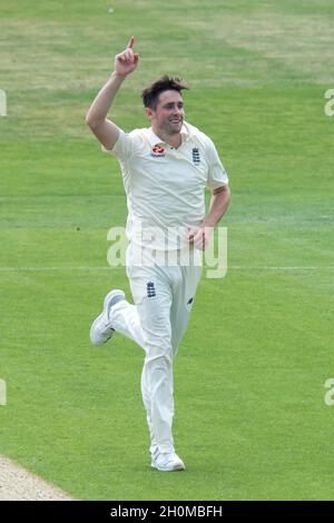 Le Chris Woakes (à droite), en Angleterre, célèbre la prise de rôle de l’Asad Shafiq, un pakistanais Banque D'Images