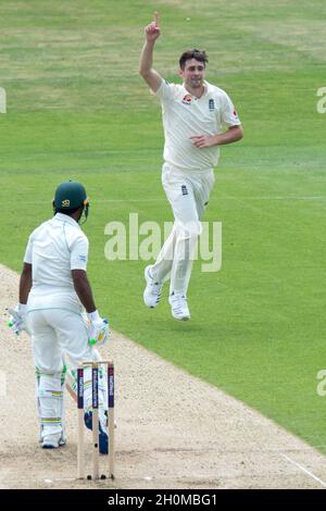 Le Chris Wookes (à droite), en Angleterre, célèbre la prise de rôle de l’Asad Shafiq (à gauche), au Pakistan. Banque D'Images